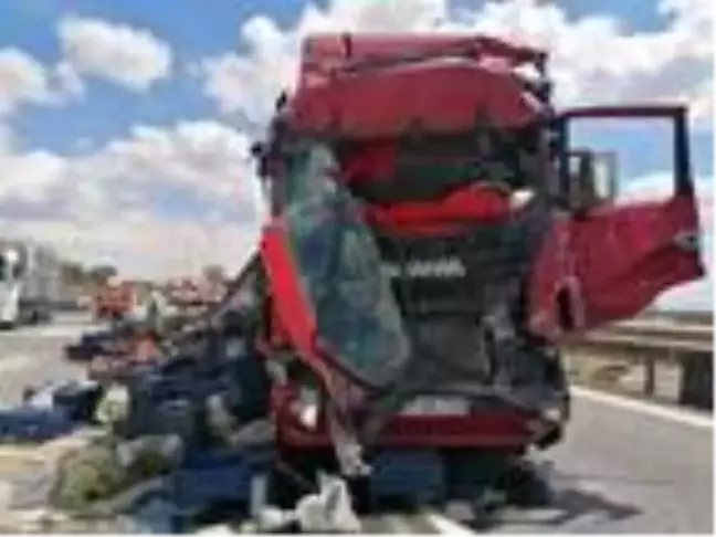 TIR'ların çarpıştığı kazada meyve ve sebzeler yola saçıldı
