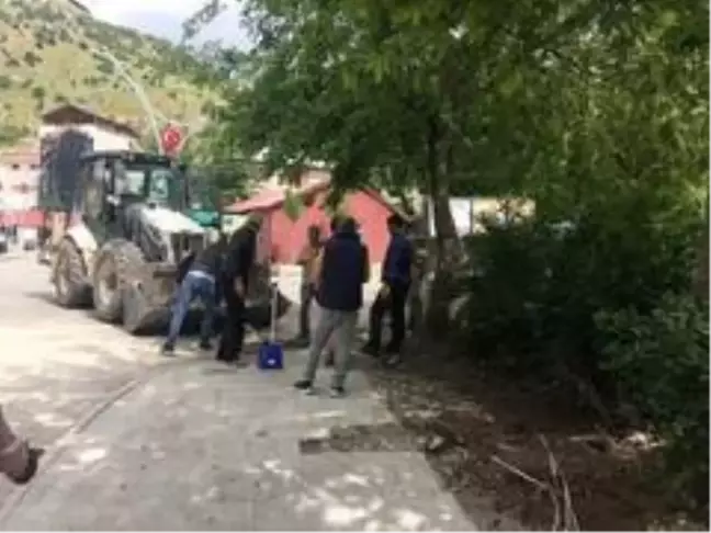 500 yıllık caminin avlusunda Cuma namazı hazırlığı