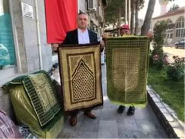 Geyikli Belediyesi ilk namazda seccade hediye etti
