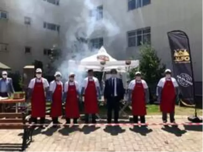 Sağlık çalışanlarına sucuk, ekmek ve ayran ikramında bulundular