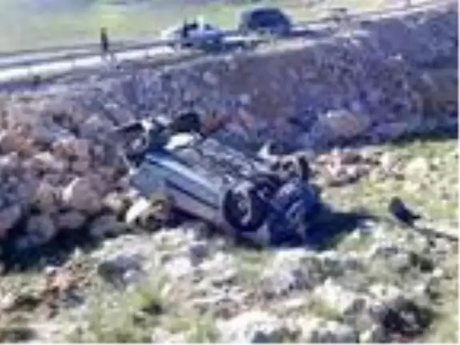 Sivas'ta otomobil şarampole devrildi: 4 yaralı