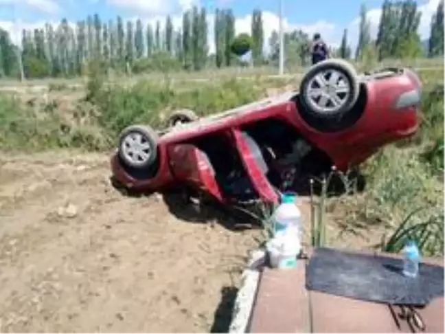 Uşak'ta otomobil şarampole devrildi: 2 yaralı