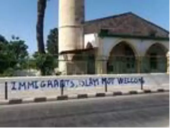Güney Kıbrıs'taki Köprülü Camisi'ne gerçekleştirilen saldırının izleri silindi