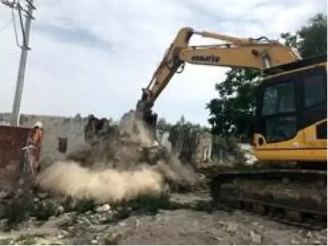 Manisa'da depremde hasar gören riskli yapıların yıkımı sürüyor