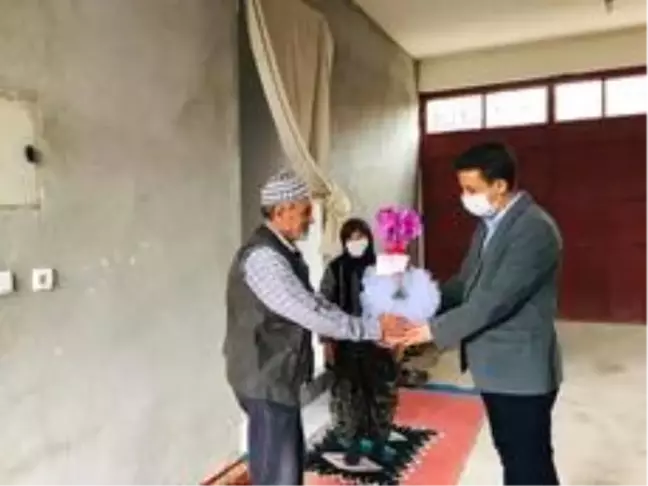 Son dakika haber: Kaymakam Şeref Gülyer'den şehit ailelerine çiçek