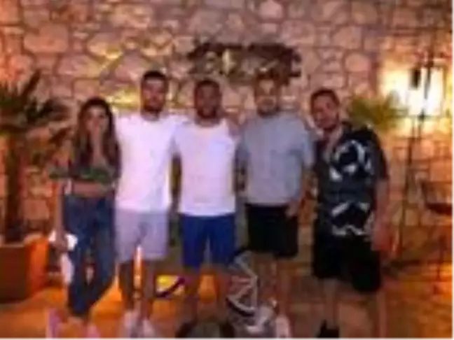 Oğulcan Engin ve Ezgi Eyüboğlu Çeşme'de eğlendi