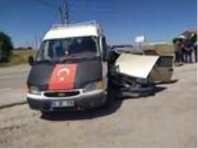Minibüsle otomobil çarpıştı: 3'ü çocuk 7 yaralı