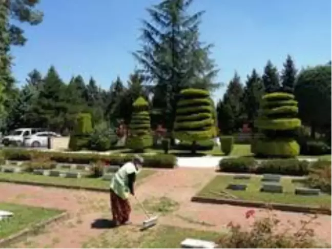 Düzce'de şehitlik ve mezarlıklar bayrama hazırlanıyor