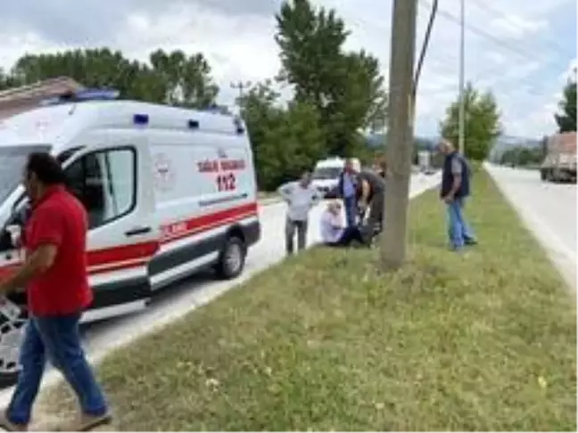 Karşıdan karşıya geçmeye çalışan dede ve toruna otomobil çarptı: 1'i ağır 3 yaralı