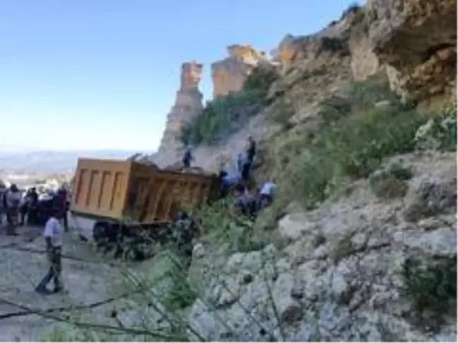 İstinat duvarına çarpan kamyonun sürücüsü yanarak can verdi