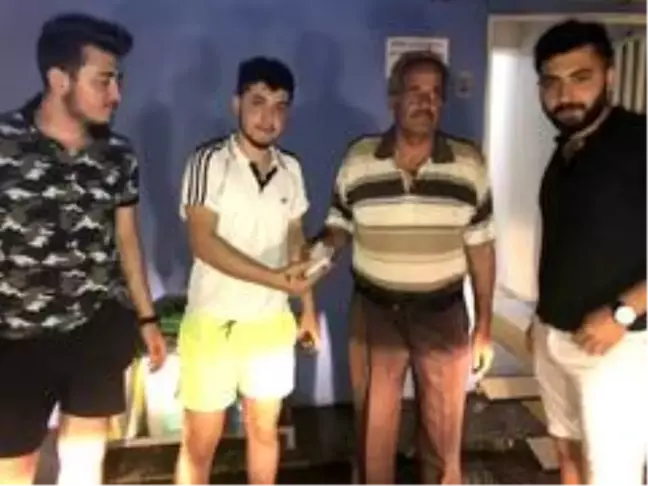 Samandağ'da buldukları parayı polis eşliğinde sahibine teslim etiler