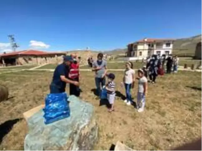 100 göçmen ailenin çocuklarına okuma ve oyun seti dağıtıldı
