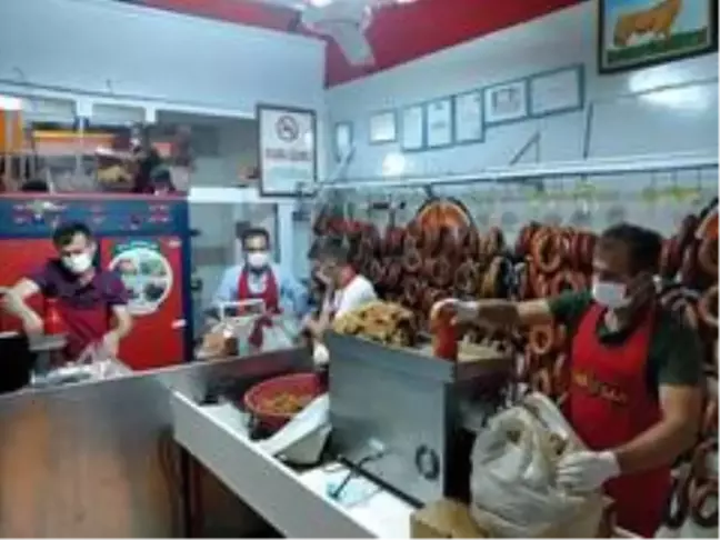 Bayramda sucuk yapımında gece mesaisi