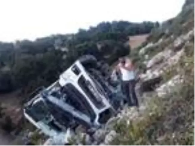 Kontrolden çıkan kamyon uçuruma yuvarlandı: 1 yaralı