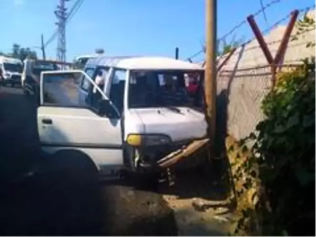 Freni patlayan minibüs elektrik direğine çarparak durabildi