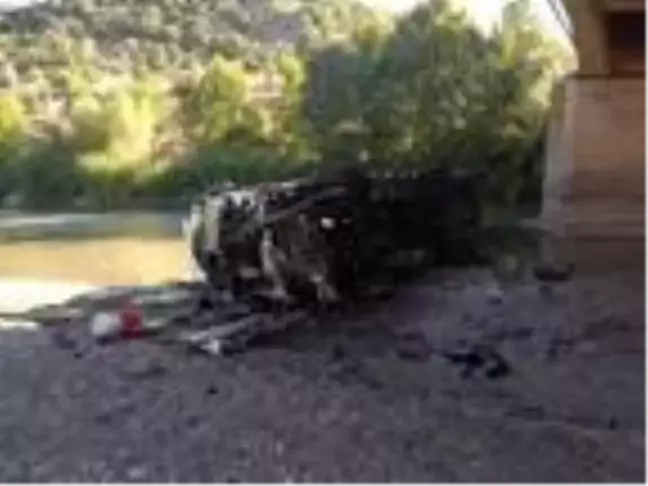 Köprüden dereye düşen tankerin şoförü yaralandı