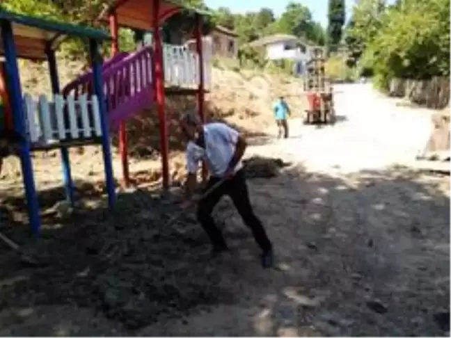Belediye başkan yardımcısı küreği eline alıp işçilere yardım etti