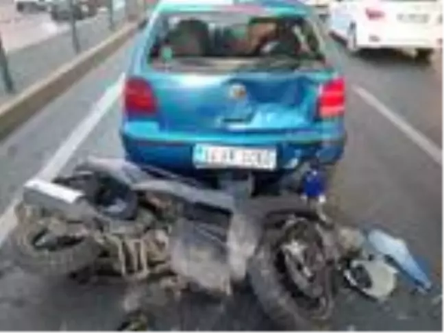 Motosiklet otomobile çarptı: 2 yaralı