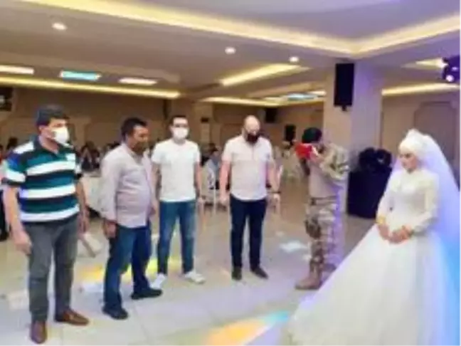 Son dakika yaşam: Damatlık yerine askerî üniforma giydi
