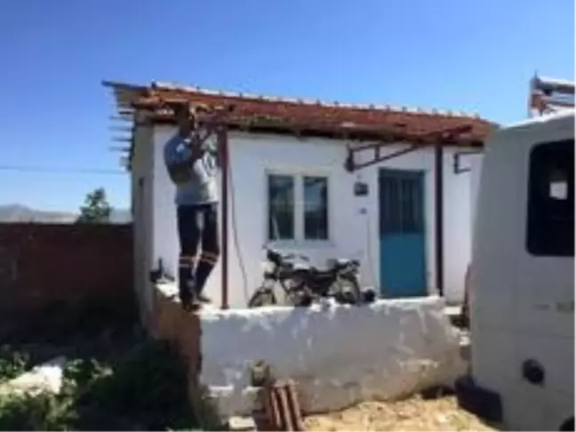 Acarlar'da hortumdan zarar gören evler onarıldı