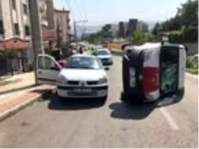 Otomobile çarpıp, yan yatan hafif ticari aracın sürücüsü yaralandı