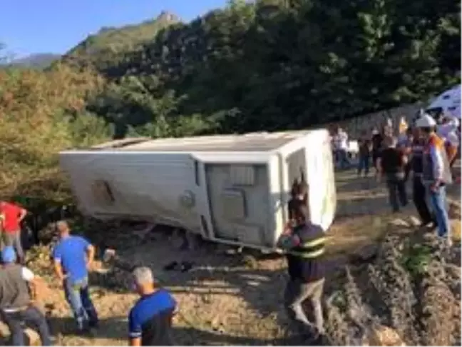 Maden işçilerini taşıyan otobüs devrildi: 1 ölü, 16 yaralı