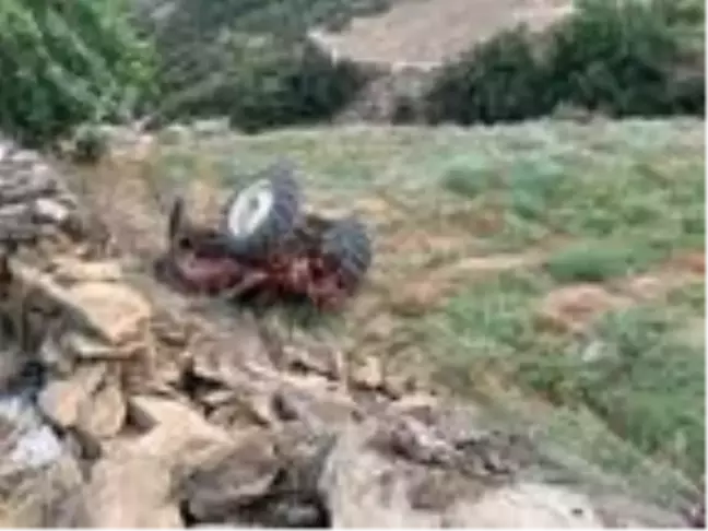 Şarampole devrilen traktör sürücüsü genç ağır yaralandı