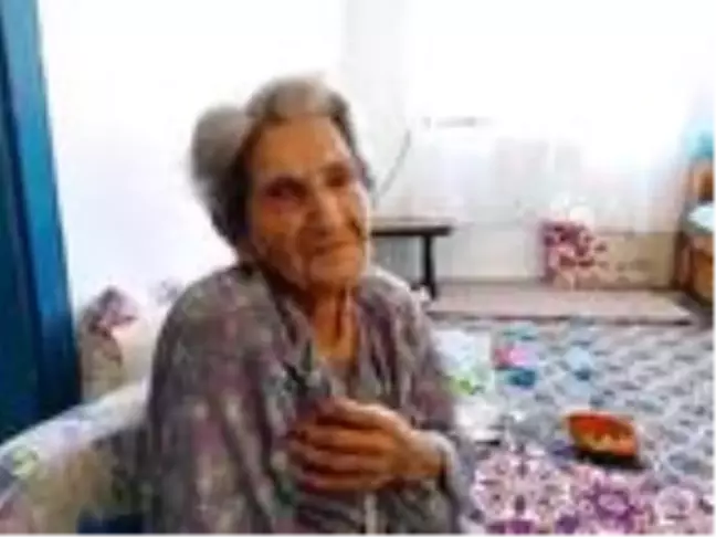Vefat eden besteci eşinin kendisine yazdığı türküyü, gözyaşlarıyla dinliyor