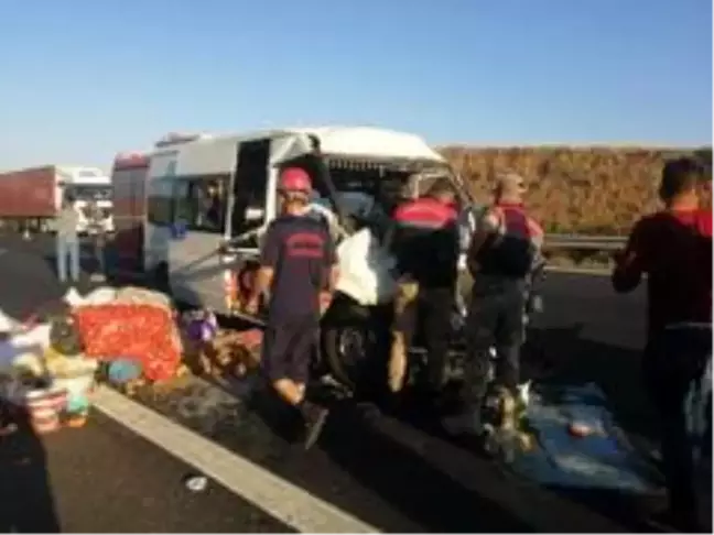 Son dakika haberi: Tarım işçilerini taşıyan minibüs kaza yaptı: 11 yaralı