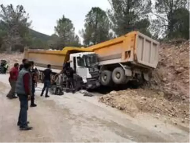 Manisa'da iki kamyon çarpıştı: 2 yaralı