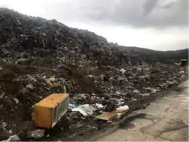 Yollarının genişletilip çöp alanının ıslah edilmesini bekliyorlar