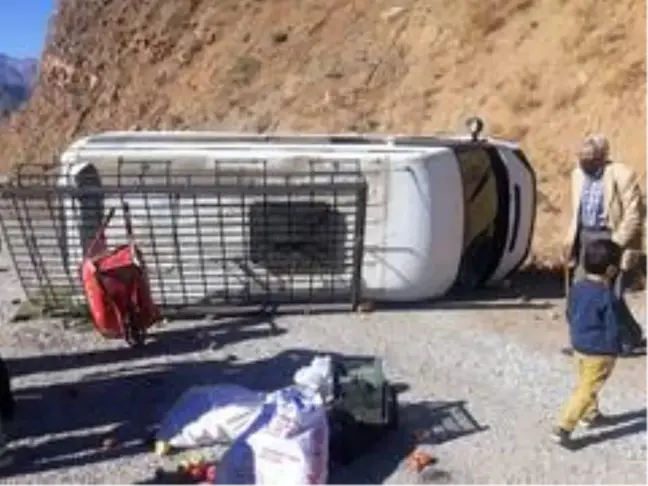 Minibüs yoldan çıktı: 5 yaralı