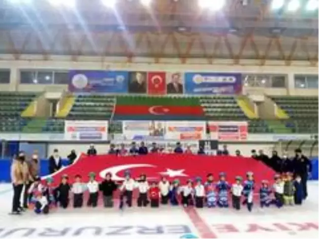 Minik Short Track sporcuları Cumhuriyet'in 97. yılını buz üzerinde dev Türk bayrağı açarak kutladı