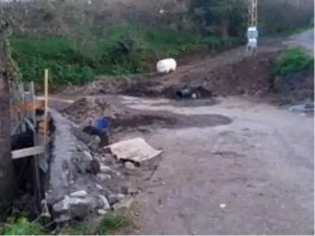 Yıllardır yaşanan yol sorununu mahalle halkı el birliğiyle çözmeye çalışıyor