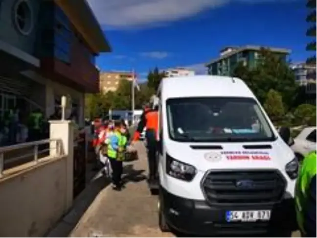 Erenler Belediyesi, İzmir'deki depremzedelere yardım aracı gönderdi