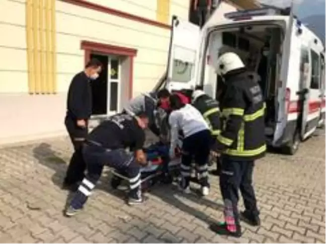 Çatıdan düşen işçiyi itfaiye kurtardı