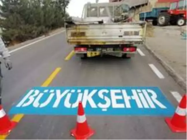 Malatya'da ilçe yolları işaretlemelerle daha güvenli hale geliyor