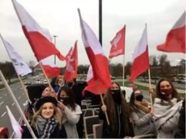 Polonya'da Bağımsızlık Günü yürüyüşünde aşırı sağcılar polisle çatıştı