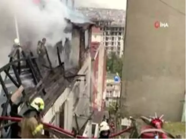 Beyoğlu'nda korkutan çatı yangını, dumanlar kilometrelerce öteden görüldü