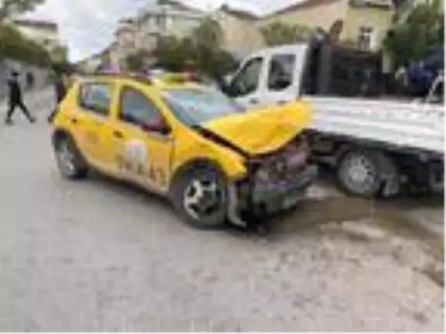 Sancaktepe'de kamyonet ile taksi çarpıştı; 2 yaralı