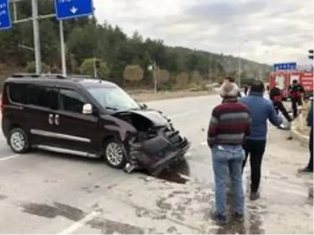 Amasya'da hafif ticari iki araç kaza yaptı: 2 yaralı