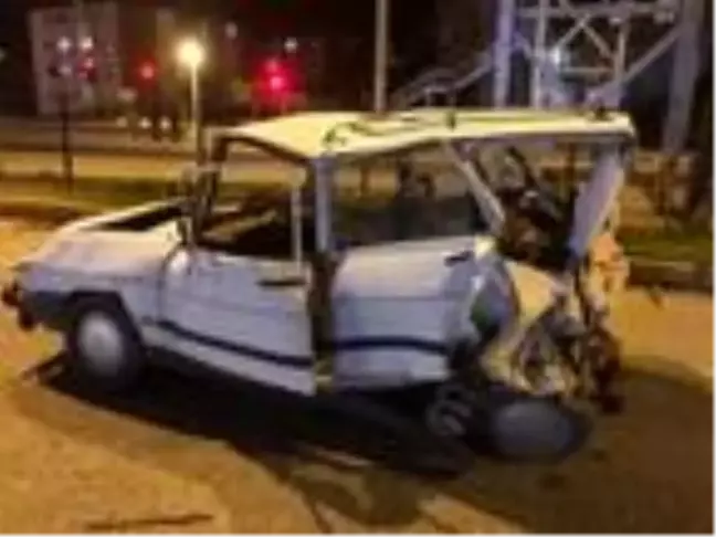 Freni boşalan kamyonet iki otomobile çarptı 1 yaralı