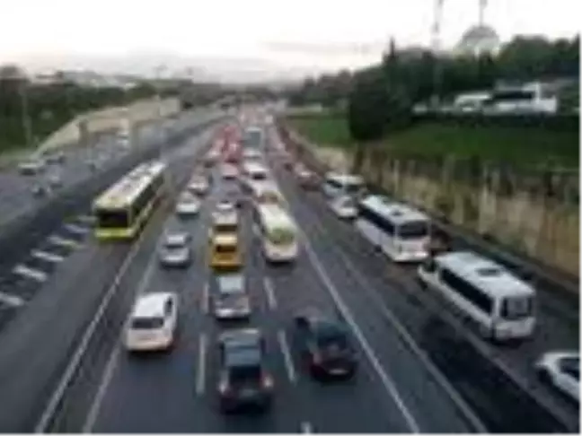 Sokağa çıkma yasağının sona ermesinin ardından 15 Temmuz Şehitler Köprüsü'nde trafik yoğunluğu