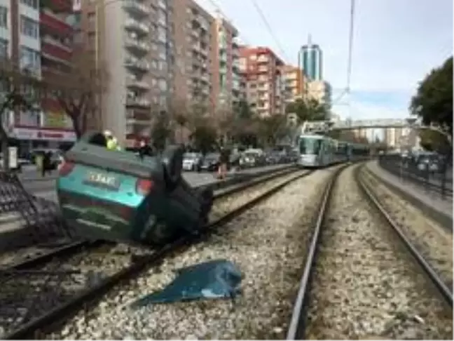 Otomobil tramvay yoluna takla attı