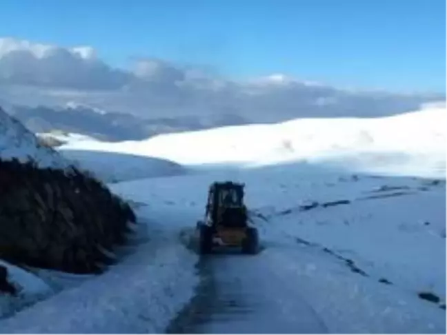 Kar yağışı sonrası 3 bin rakımlı yaylada kalan ailelere ulaşmak için seferber oldular