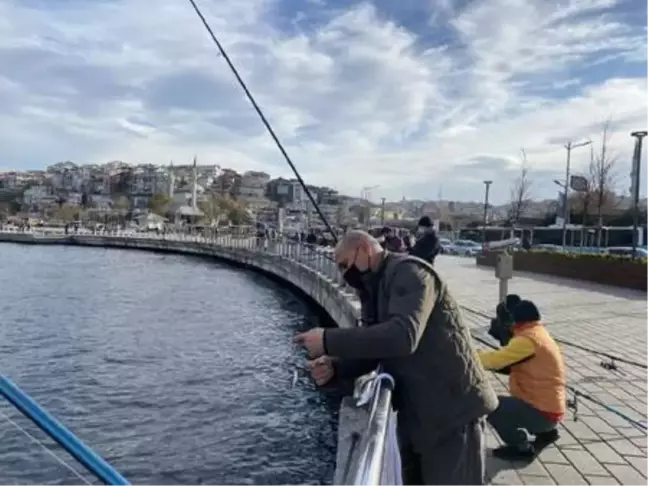 Üsküdar Sahili'nde sosyal mesafeli balık avı