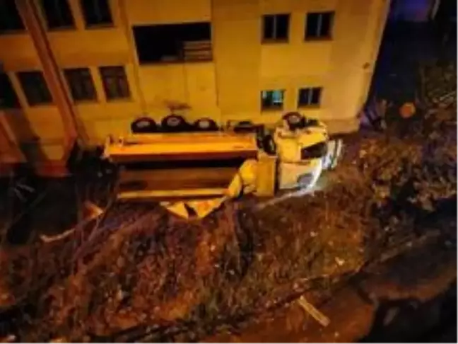 Kontrolden çıkan kamyon okul bahçesine uçtu