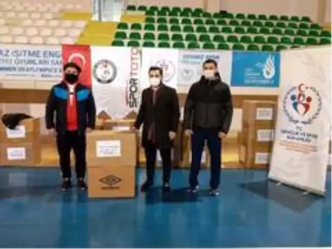 Güreş kulüplerine malzeme yardımı sürüyor