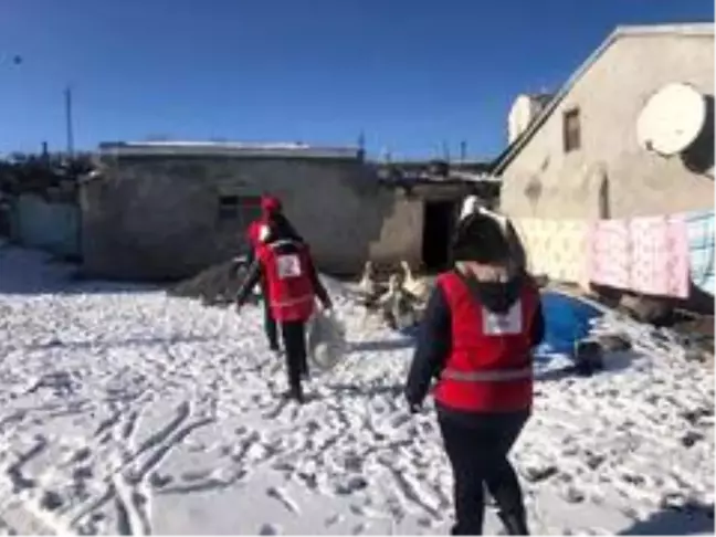 Çocuklara yeni yıl hediyesi dağıttılar