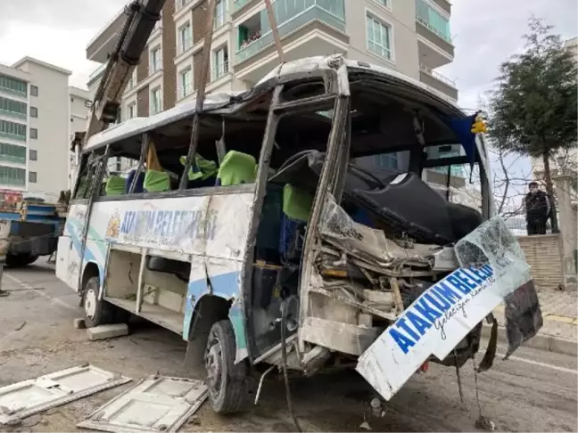 Son dakika... Belediye işçilerini taşıyan midibüs devrildi; 2 ölü, 16 yaralı